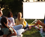 Jak usporadat venkovni kino na zahrade?