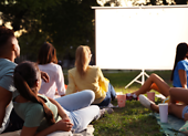 Jak usporadat venkovni kino na zahrade?