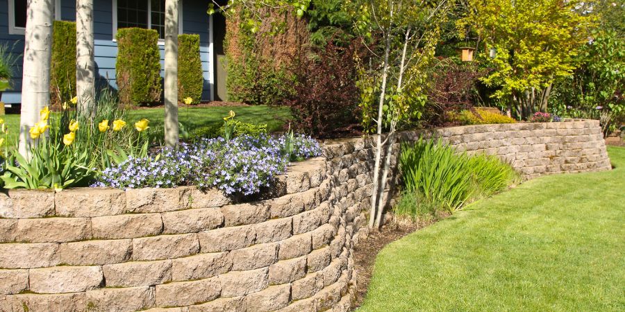 Jak postavit opěrnou zeď na zahradě?