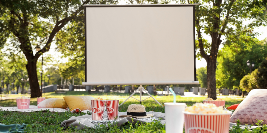 Letní kino v pohodlí vlastní zahrady - unikátní venkovní kino. Jak vybrat to správné místo?