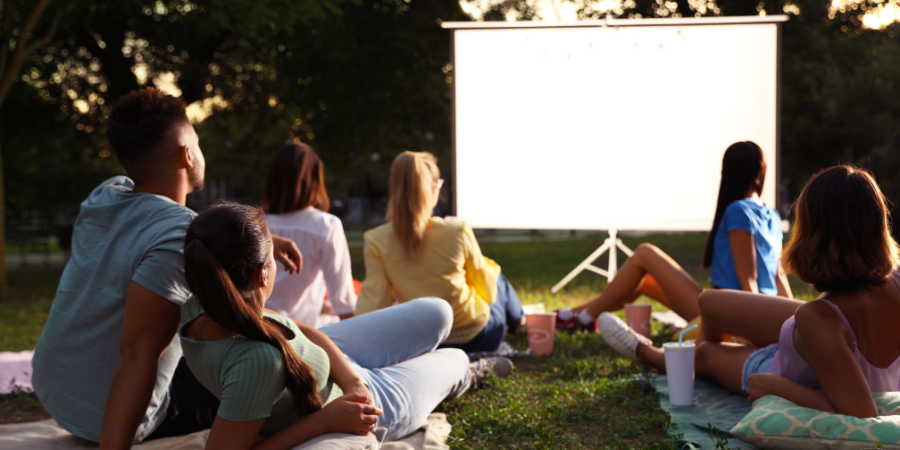 Kino na zahradě – jaký nábytek do venkovního kina bude nejlepší?