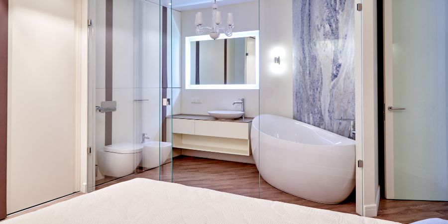Ložnice s koupelnou v jedné místnosti - výhody spojení a nápady na koupelnu a ložnici v jednom