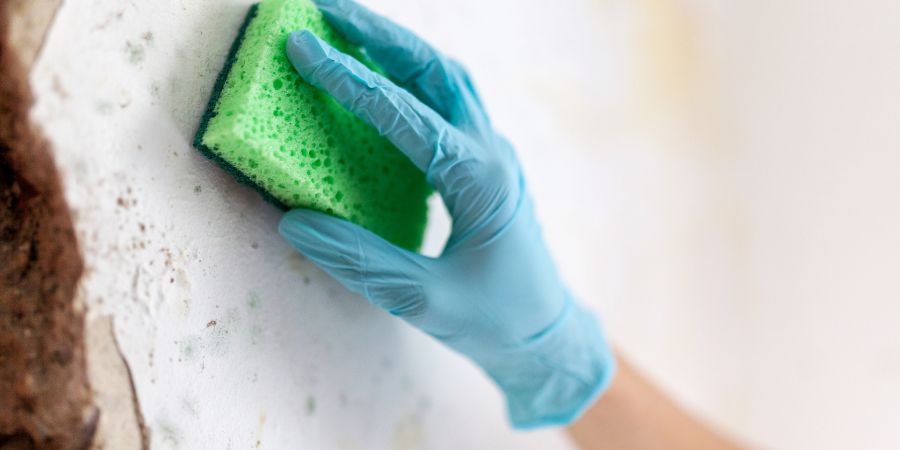 Čištění podkladu – čištění zdi před malováním
