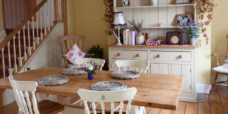 Shabby chic obývací pokoj – jaká barevná paleta a jaké materiály budou nejlepší pro aranžmá ve stylu shabby chic?